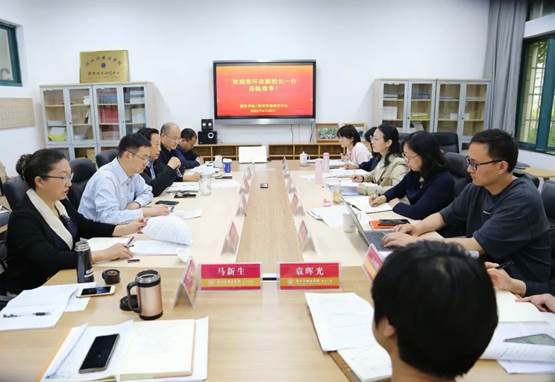 会议室里的人们描述已自动生成