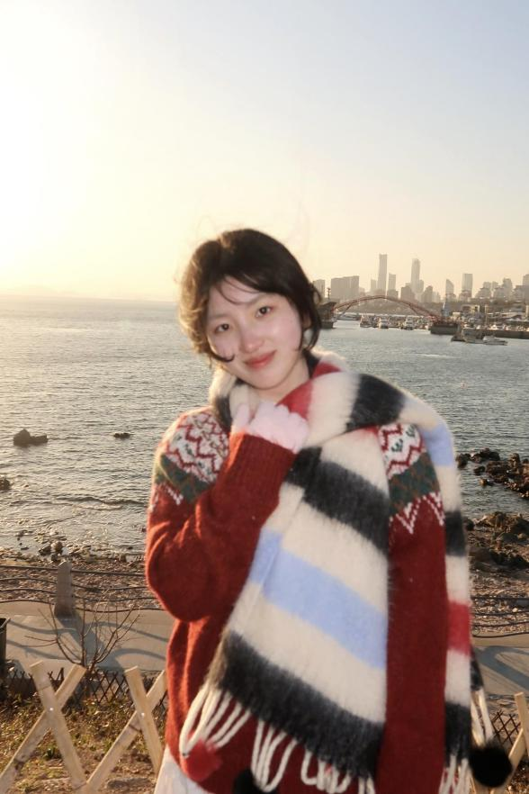 人站在船上AI 生成的内容可能不正确。