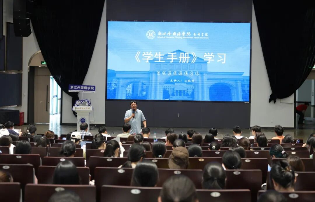 图片包含 大, 站, 男人, 前AI 生成的内容可能不正确。