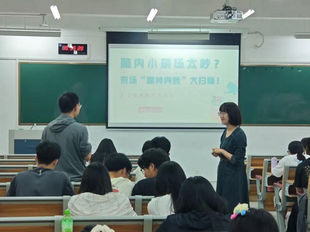 会议室里的人们AI 生成的内容可能不正确。