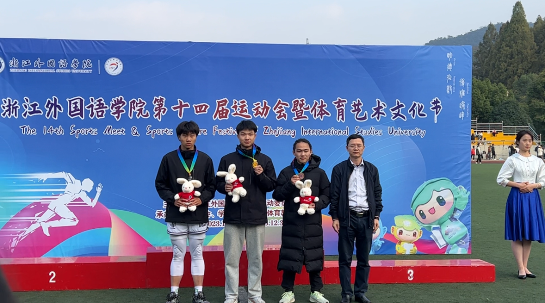 一群人站在一起AI 生成的内容可能不正确。