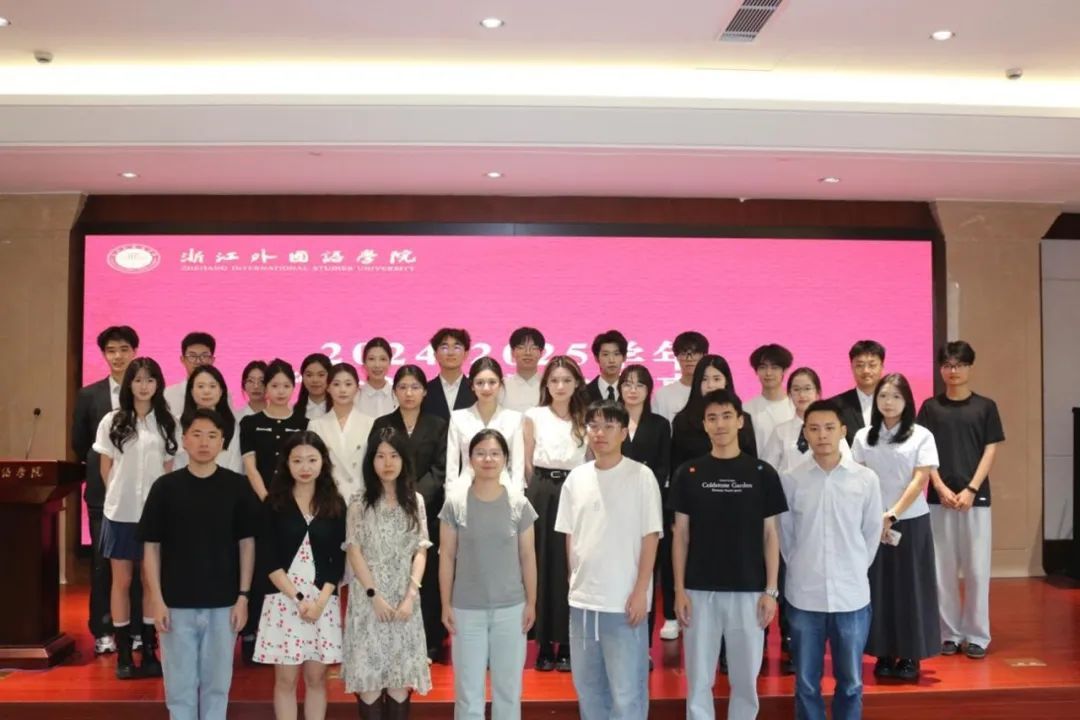 一群人站在一起合影AI 生成的内容可能不正确。