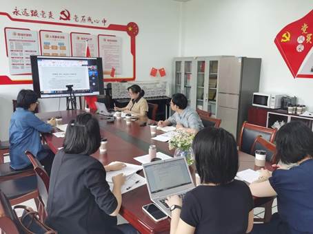 说明: 一群人在看电脑描述已自动生成