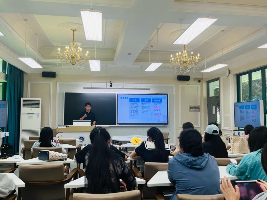 会议室里的人们AI 生成的内容可能不正确。