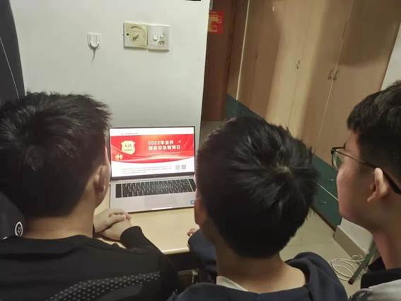 图片包含 游戏机, 男人, 年轻, 电脑描述已自动生成