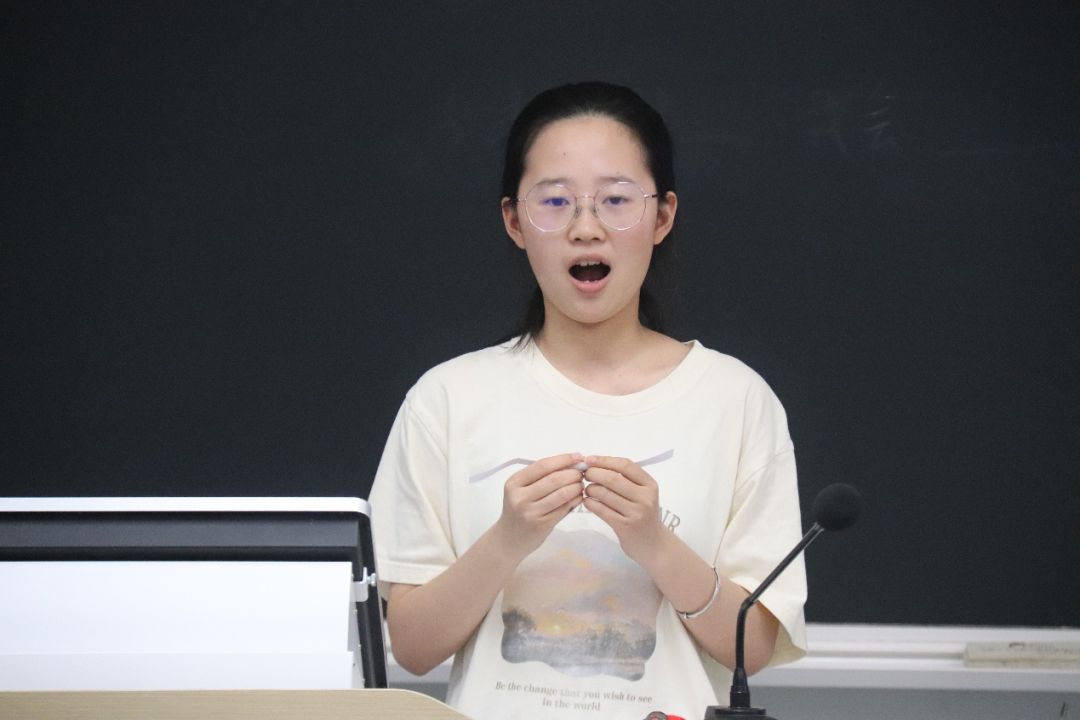 人站在桌子前AI 生成的内容可能不正确。