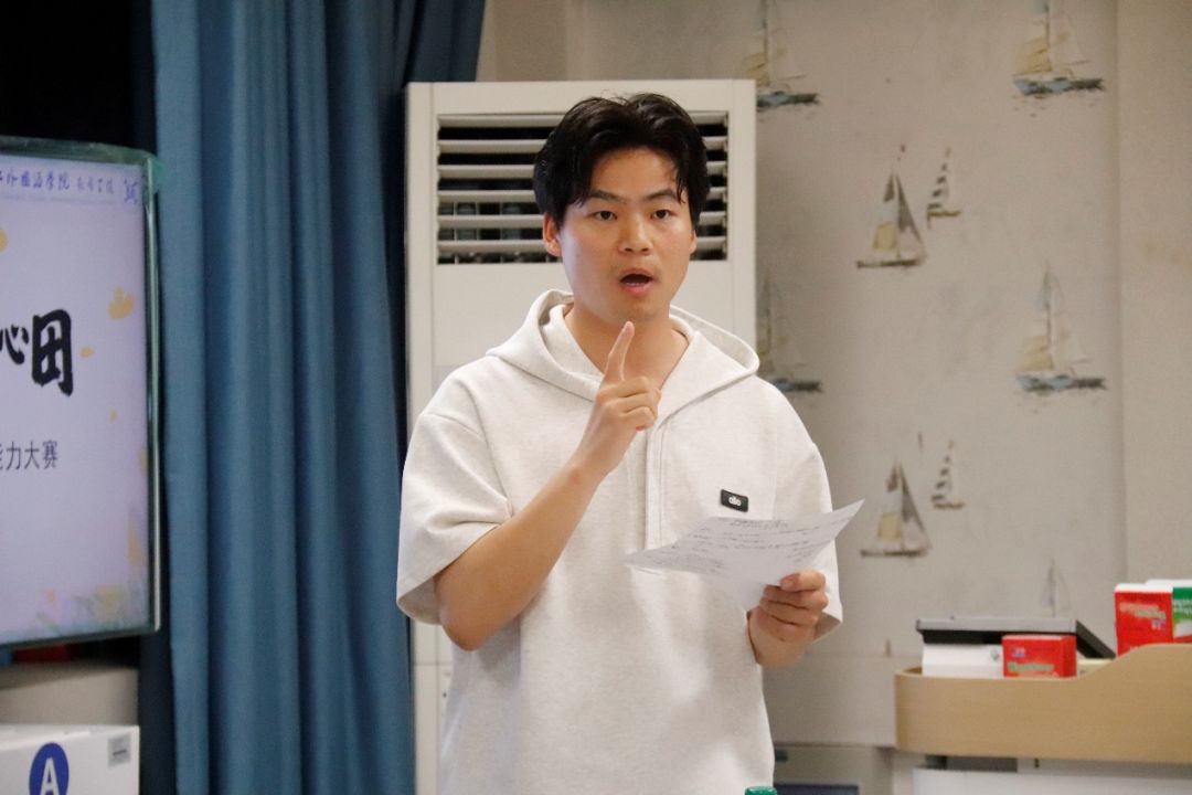 穿白色衣服的人在房间里AI 生成的内容可能不正确。