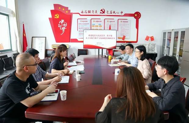 一群人围坐在桌子前描述已自动生成