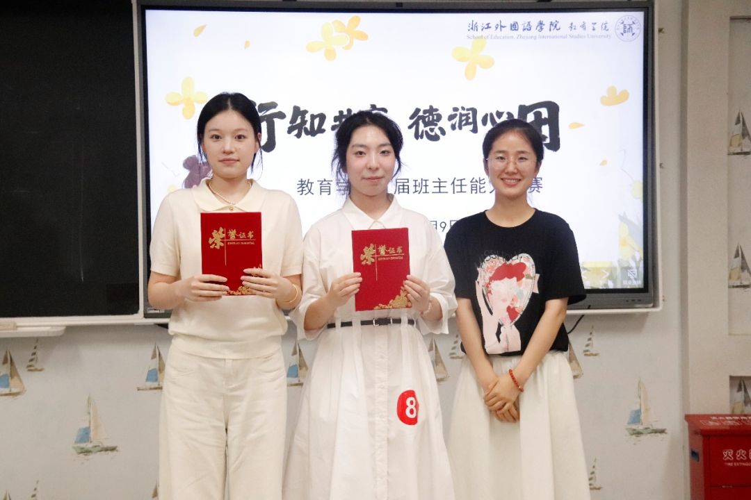 一群男人和女人站在一起AI 生成的内容可能不正确。