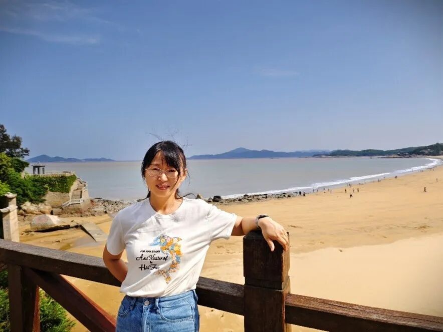 男人站在沙滩上AI 生成的内容可能不正确。