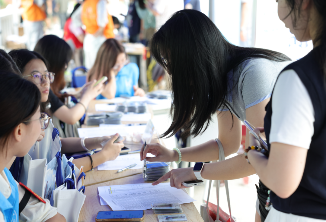 一群人看着桌子上的女人AI 生成的内容可能不正确。