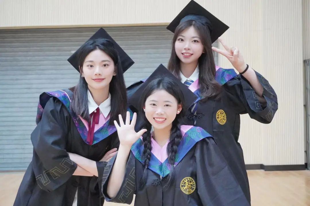 小孩们站在一起AI 生成的内容可能不正确。