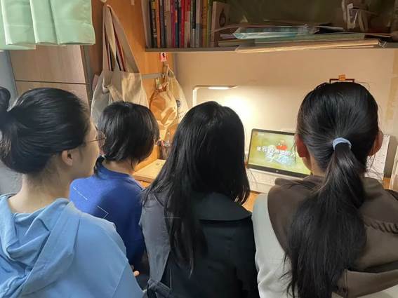 一群人正在聊天描述已自动生成