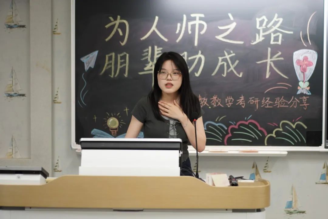 黑板前的女人AI 生成的内容可能不正确。