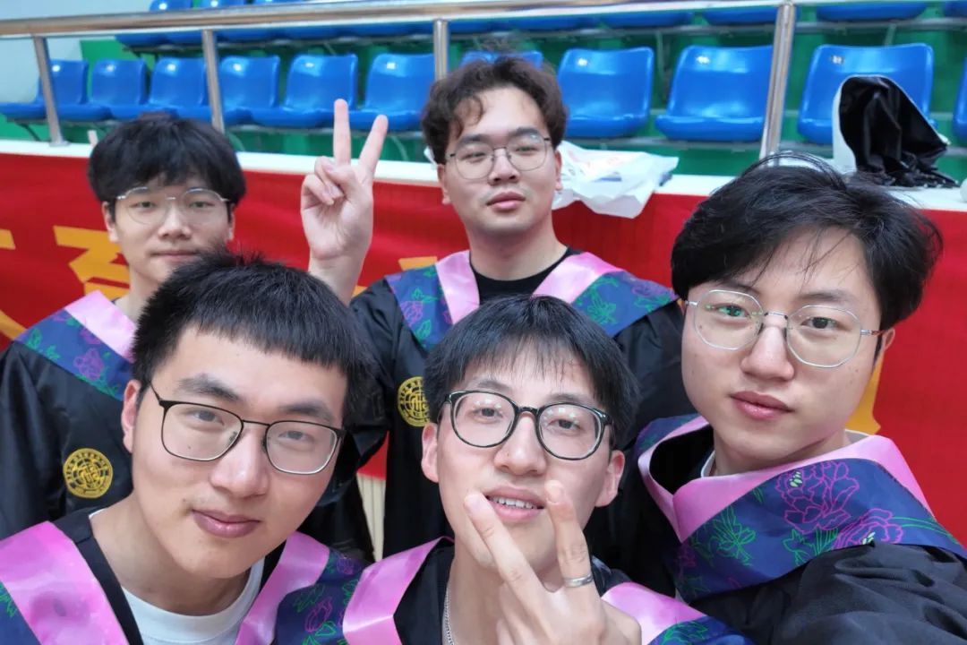 一群小孩正在拍照AI 生成的内容可能不正确。